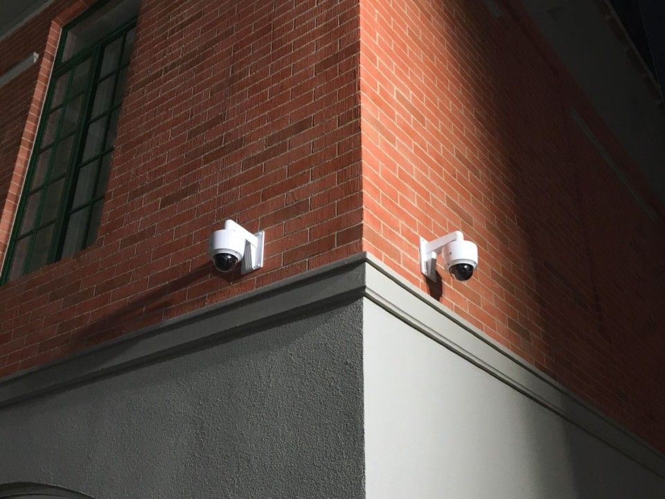 Kaksi valvontakameraa