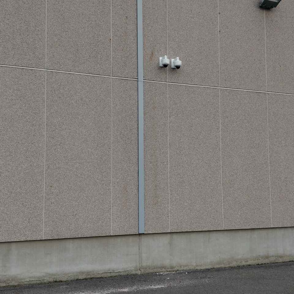 Kaksi valvontakameraa rakennuksen seinässä